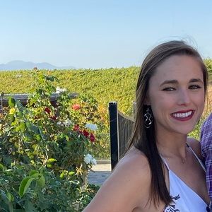 Meet your Posher, Lora